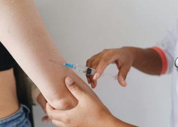 Vaccinul ARNm pentru melanom trece testul fazei 3