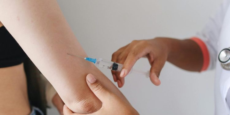 Vaccinul ARNm pentru melanom trece testul fazei 3